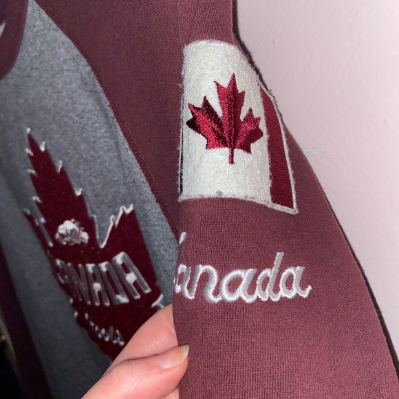 Roots Canada grey and burgundy crewneck sweater - Picture 4 of 4